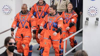 Los cuatro astronautas que orbitarán alrededor de la Luna en la misión estadounidense de Artemis II se colocaron sus trajes espaciales para el lanzamiento del cohete, previsto este miércoles a las 18:24 horas (22:24 GMT) desde Cabo Cañaveral, en Florida. EFE/EPA/CRISTOBAL HERRERA-ULASHKEVICH