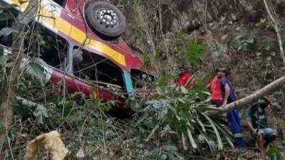 El autobús cayó a un precipicio de 400 metros de profundidad.