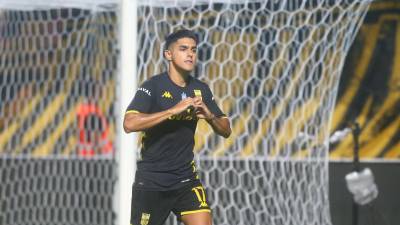 Luis Palma anota y le da el triunfo al Aris en la Conference League