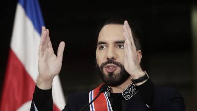 El presidente de El Salvador, Nayib Bukele, habla tras ser condecorado este lunes en San José (Costa Rica).