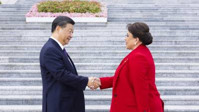 El presidente chino, Xi Jinping (i), le da la mano a la presidenta de la República de Honduras, Xiomara Castro.