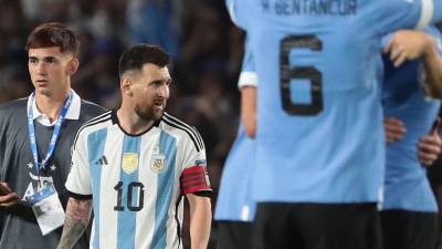 Messi salió con una cara de pocos amigos luego que Argentina perdió 0-2 ante Uruguay en La Bombonera.