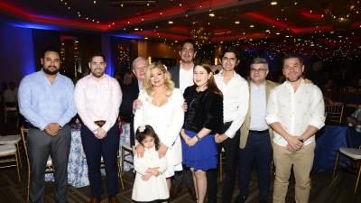 José Sánchez, Roger André, Roger Danilo, Emma, Valentina, Carlos Eduardo y Ruth Valladares junto a Orlando Roger Mauricio y Roger Enrique Valladares.