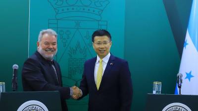 El alcalde Roberto Contreras y el embajador Yu Bo.