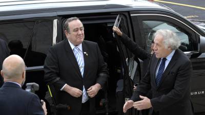 El secretario general de la Organización de los Estados Americanos (OEA), Luis Almagro (d), recibió en la sede del organismo al presidente saliente de Guatemala, Alejandro Giammattei.