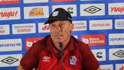 Pedro Troglio durante la rueda de prensa tras vencer 2-0 al Génesis de Comayagua en la semifinal de vuelta.