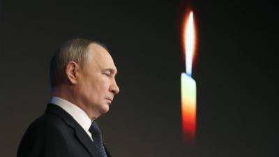 El presidente ruso, Vladímir Putin, guarda un minuto de silencio en memoria de los militares rusos fallecidos en la operación militar especial en Ucrania durante una reunión ampliada de la junta directiva del Ministerio de Defensa en el Centro Nacional de Control de Defensa en Moscú, Rusia.