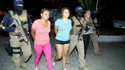 La tres fueron identificadas por los agentes de la FNA como las que han recibido dinero de extorsiones.