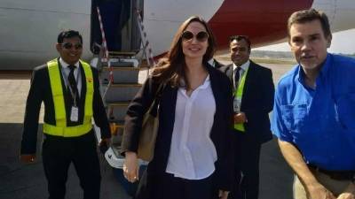 Angelina Jolie a su llegada a Bangladesh como enviada especial de Acnur (UNHCR por sus siglas en inglés) para visitar un campo de regugiados rohinyás. Foto STR / AFP.