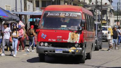 El IHTT solo ha emitido 600 permisos de operación y son 5,200 taxis.