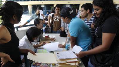 En las oficinas del Registro de la Unah es la selección de los jóvenes.