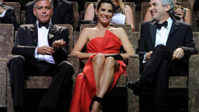 El director mexicano Alfonso Cuarón y los actores estadounidenses Sandra Bullock y George Clooney asisten al estreno de la película 'Gravity' hoy, miércoles 28 de agosto de 2013, durante la versión 70 del Festival de Cine de Venecia, en Venecia (Italia).