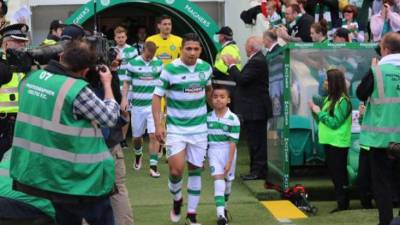 Emilio mientras ingresaba al césped del estadio. Foto Celtic.