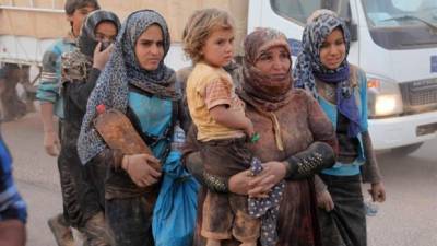 Refugiados sirios llegan huyendo de militantes de ISIS y los ataques del régimen en su país.