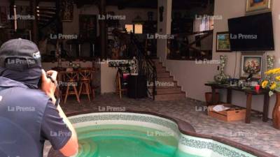 El acceso a la piscina de la casa de campo asegurada a Rosa Elena de Lobo ayer por el Ministerio Público que pasará a manos de la Oficina Administradora de Bienes Incautados (Oabi). El juicio oral y público continúa esta semana.