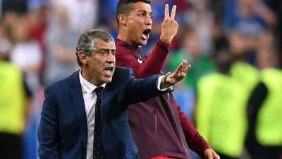 Cristiano Ronaldo da instrucciones a los jugadores de Portugal, en frente del técnico Fernando Santos.