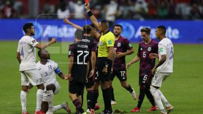 Maynor Figueroa vio la cartulina roja de forma directa en el estadio Azteca.