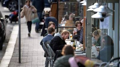 Mientras el resto de países europeos adoptaron medidas drásticas de confinamiento para afrontar la pandemia de coronavirus (COVID-19), Suecia ha optado por una estrategia distinta, intentando alcanzar la denominada inmunidad colectiva, generando críticas entre sus vecinos.