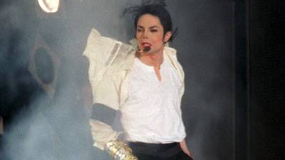El cantante estadounidense Michael Jackson durante el concierto benéfico Michael Jackson&amp;Friends, el 27 de junio de 1999, en el estadio olímpico de Múnich (Alemania).