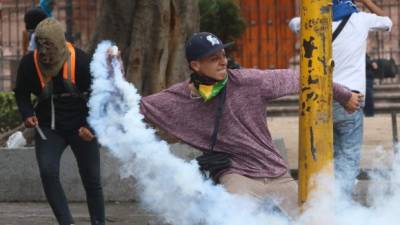 Supuestos estudiantes del sector público de Honduras se enfrentaron este miércoles contra policías durante una protesta contra dos decretos que los maestros y médicos aseguran son lesivos para ellos y afectan a la población en general.