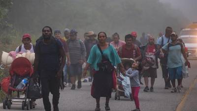 Integrantes de la caravana migrante caminando por una carretera en el municipio de Juan Rodríguez Clara, estado de Veracruz.