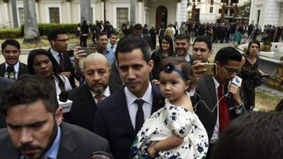 The incoming president of Venezuela's National Assembly Juan Guaido (C) arrives for the inauguration ceremony in Caracas on January 5, 2019. - The opposition-controlled National Assembly will declare illegitimate the new presidential term of Nicolas Maduro, due to start January 10, a symbolic decision that could further divide the opponents of the government. (Photo by Federico Parra / AFP)