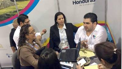 Guillermo Orellana, director del Buró reunido con potenciales compradores de destinos en la Feria en Las Vegas.