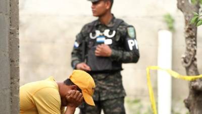 El hermano de la víctima lloraba cerca de la escena.