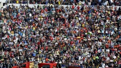 Más de 40 mil seguidores de Chespirito acudieron al Estadio Azteca para rendir homenaje al fallecido comediante.
