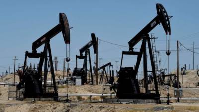 Extractores en un campo petrolífero cercano a Bakersfield, California.