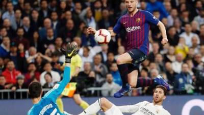Ivan Rakitic habría aceptado irse del Barcelona para jugar en la Juventus. FOTO AFP.