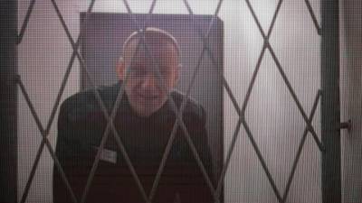 Fotografía de archivo de fecha 11 de enero de 2024 que muestra al opositor ruso Alexei Navalni visto en una pantalla a través de un enlace de vídeo durante una audiencia del Tribunal Supremo en Moscú, Rusia.