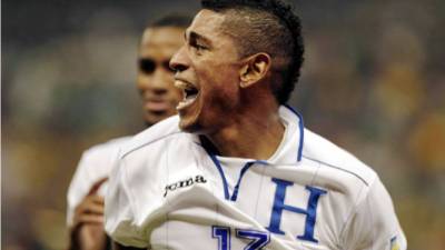 Costly dejó caer lágrimas celebrando su gol.