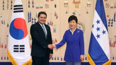 La presidenta surcoreana, Park Geun-él y de Honduras el presidente Juan Orlando Hernández sostienen una conferencia de prensa conjunta después de sus conversaciones cumbre en la oficina presidencial Cheong Wa Dae en Seúl, Corea del Sur, 20 de julio de 2015. (Seúl).