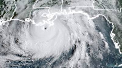 El 'extremadamente peligroso' huracán Ida se intensificó a categoría 4 la madrugada de este domingo acompañado de vientos de 209 km/h e intensas lluvias que ya azotan varias zonas del sur de Estados Unidos provocando inundaciones y marejadas, informaron medios locales.