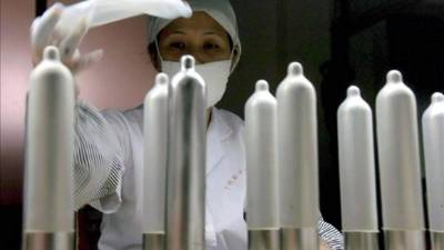 En 2015 el Ministerio distribuyó 574 millones de preservativos (552 millones masculinos y 22 millones femeninos), superando los 443,8 millones repartidos en el año anterior. EFE/Archivo