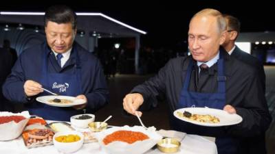 Los presidentes ruso y chino, Vladimir Putin y Xi Jinping, respectivamente, compartieron este martes un momento de 'relax', con canapés y vodka, al margen de un foro económico en el Extremo Oriente de Rusia.