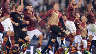 Los futbolistas de la Roma festejan la victoria al concluir el partido ante el Napoli.