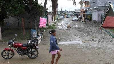sta es la calle de acceso a la escuela Altagracia Sánchez, uno de los mejores centros educativos de la ciudad, según las autoridades de la Secretaría de Educación. Foto: Amilcar Izaguirre