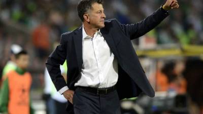 MEX51. CIUDAD DE MÉXICO (MÉXICO), 16/05/2017.- El técnico de la selección mexicana de fútbol, el colombiano Juan Carlos Osorio, participa este, martes 16 de mayo de 2017, en una rueda de prensa en la capital mexicana donde mostró una lista de 32 jugadores para resolver los compromisos que tiene México en los próximos meses y que comenzarán con dos partidos amistosos y dos de la eliminatoria rumbo al Mundial de Rusia 2018. México jugará el 28 de mayo ante Croacia en Los Ángeles y el 1 de junio ante Irlanda en Nueva Jersey luego recibirá a Honduras y Estados Unidos el 8 y el 11 de junio en el hexagonal de la Concacaf y posteriormente participará en la Copa Confederaciones y Copa Oro. EFE/José Méndez