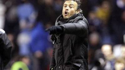 Luis Enrique da instrucciones a sus jugadores durante el partido en Riazor.