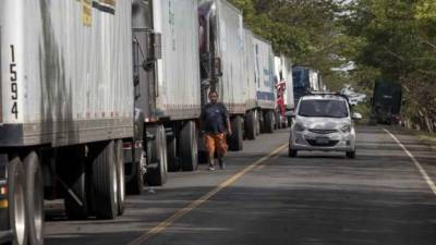 Un hombre camina junto a camiones, que se encuentran varados en Peñas Blancas en la frontera entre Nicaragua y Costa Rica el 20 de mayo de 2020, cerca a la ciudad de Rivas (Nicaragua). EFE/Jorge Torres
