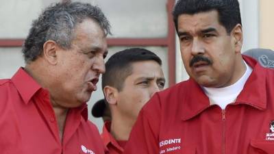 Nicolás Maduro, junto al ministro venezolano del petróleo, Eulogio Delpino. Venezuela obtiene más del 90% de sus ingresos del petróleo, cuyo precio ha caído por los suelos.