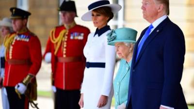 El presidente estadounidense Donald Trump y su esposa Melania fueron recibidos esta mañana por la reina Isabel II en el palacio de Buckingham, en una visita de Estado de tres días a Reino Unido.