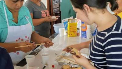 Emprendedores aprenden de repostería.