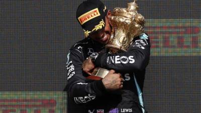 Lewis logró su cuarta victoria en el año y festejó de local. Foto AFP.