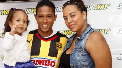 Altamirano firmó el contrato junto a su familia.