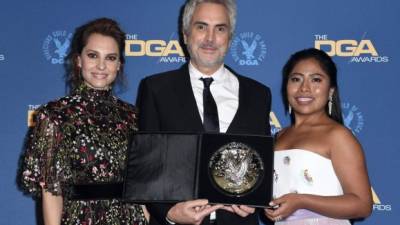 Alfonso Cuaron (C) posa con el premio DGA por la dirección de 'Roma' junto a las protagonistas del filme Yalitza Aparicio (D) y Marina de Tavira (I); enstregados este 02 de febrero en Hollywood, California. Foto Frazer Harrison/AFP.