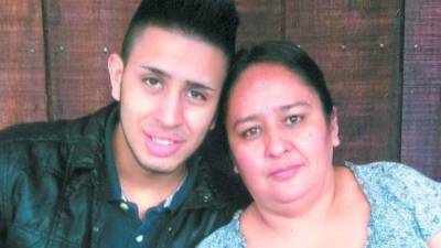 Kevin Solórzano junto a su madre en una foto del álbum familiar.