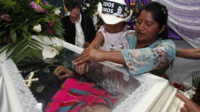 Cientos de hondureños asistieron al velatorio de la dirigente lenca y ambientalista Berta Cáceres y hacían largas filas para poder darle el último adiós.